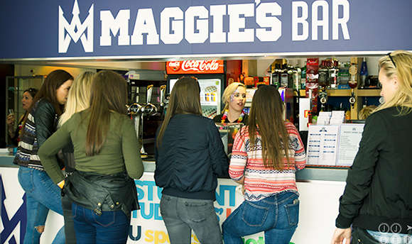 Students queuing up to order at Maggie's Bar, the 69传媒 student union bar and cafe